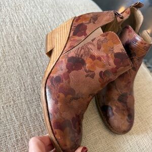 Sofft floral pink booties 7.5 7 1/2